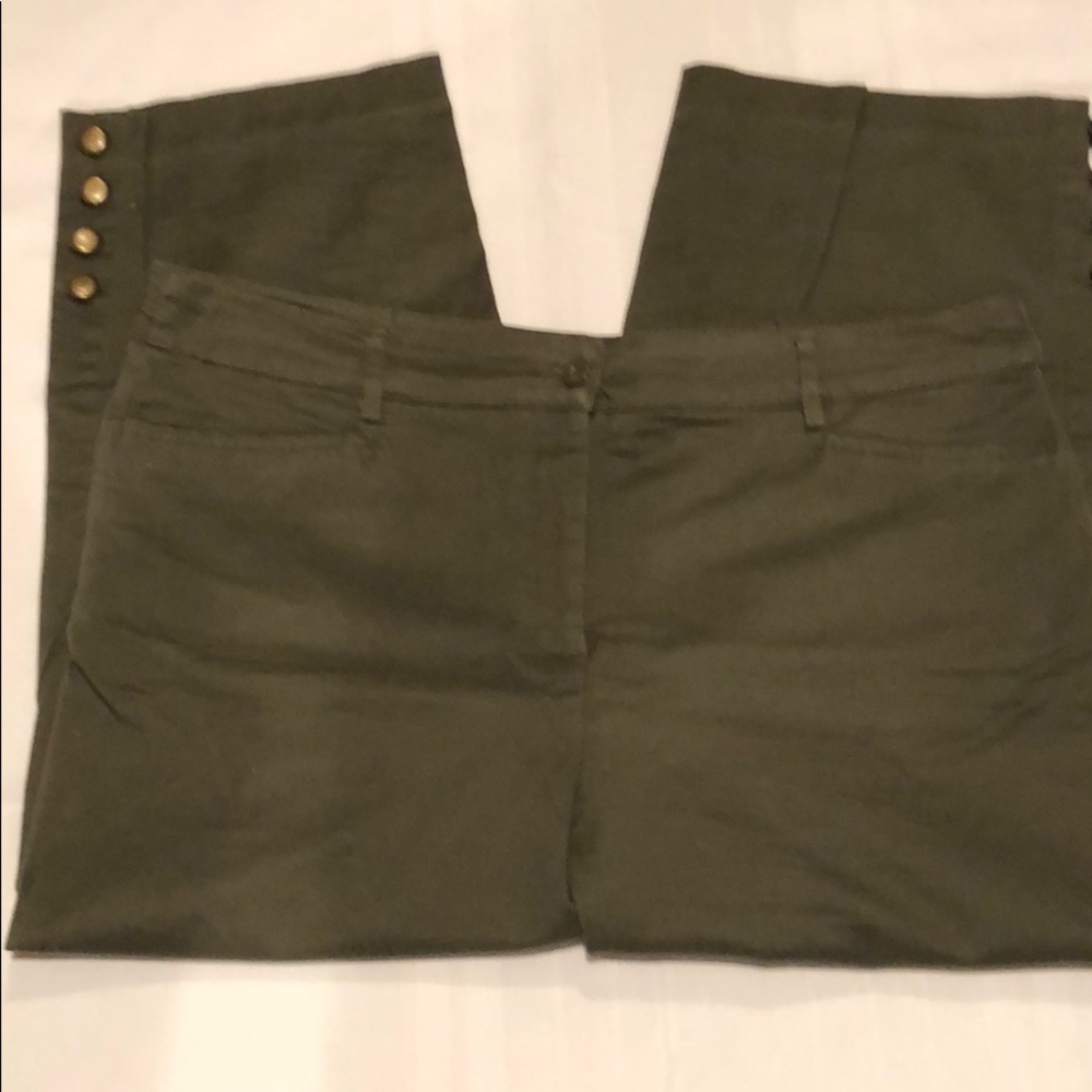 Capri pants with decorative buttons